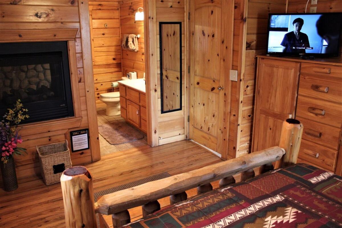 Mountain Joy -Private Treehouse Style Cabin That Sleeps 4-Free Tickets Гатлинбург Экстерьер фото