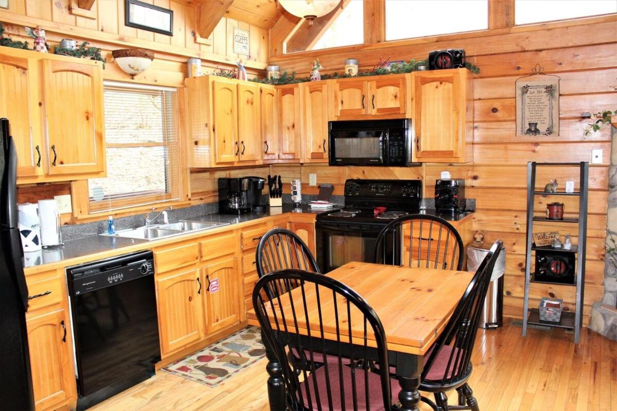 Mountain Joy -Private Treehouse Style Cabin That Sleeps 4-Free Tickets Гатлинбург Экстерьер фото